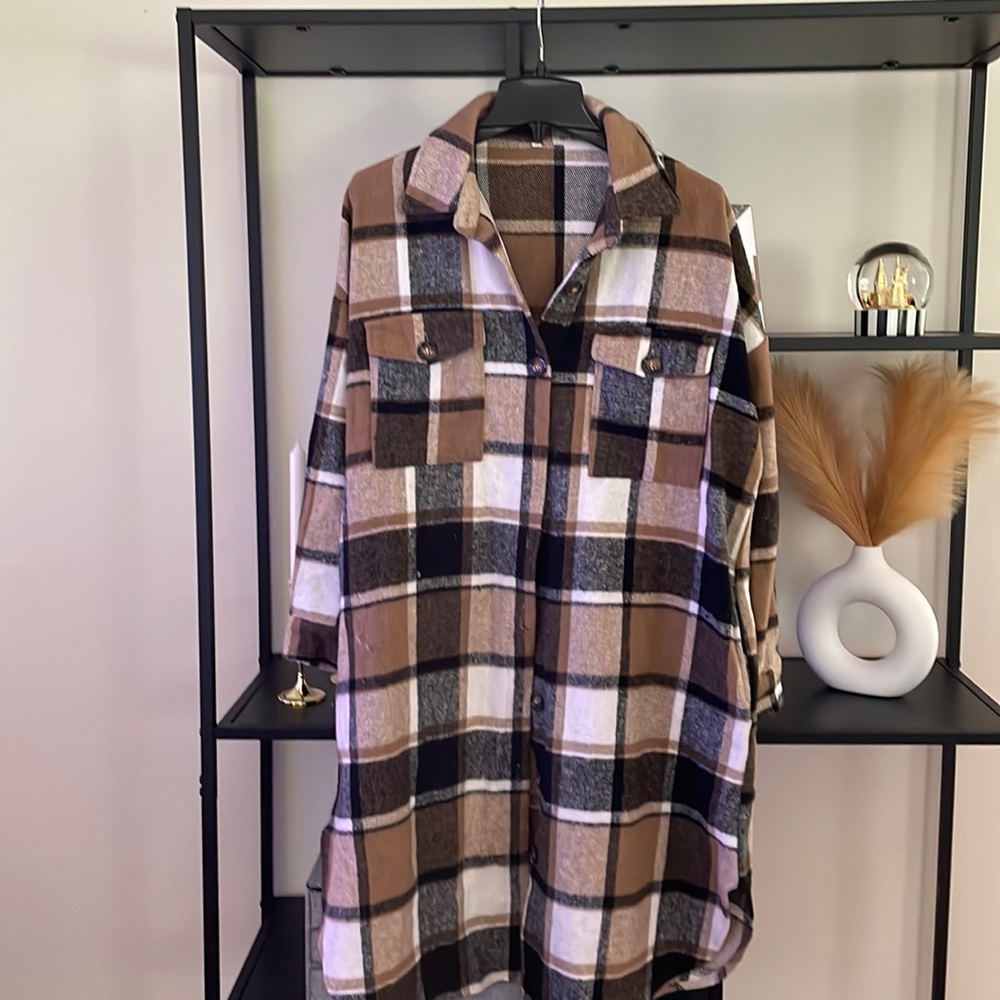 A plaid shocker long has pockets 2 front large flap pockets